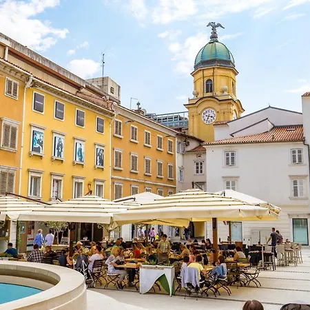 Deluxe Ploech Pensiune 4*