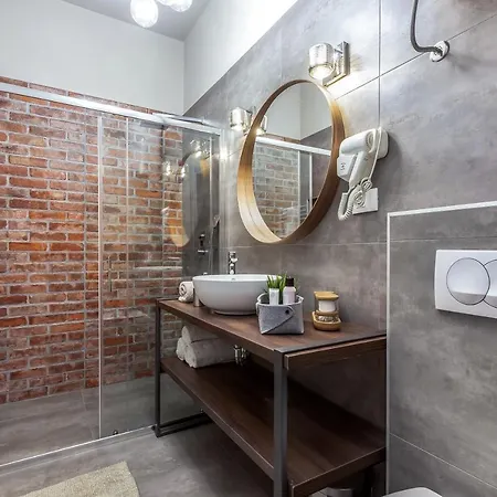 Πανσιόν Deluxe Ploech 4*