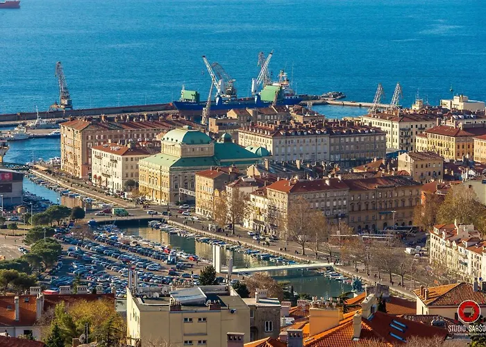 Deluxe Ploech Konukevi