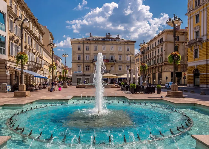 Konukevi Deluxe Ploech 4*