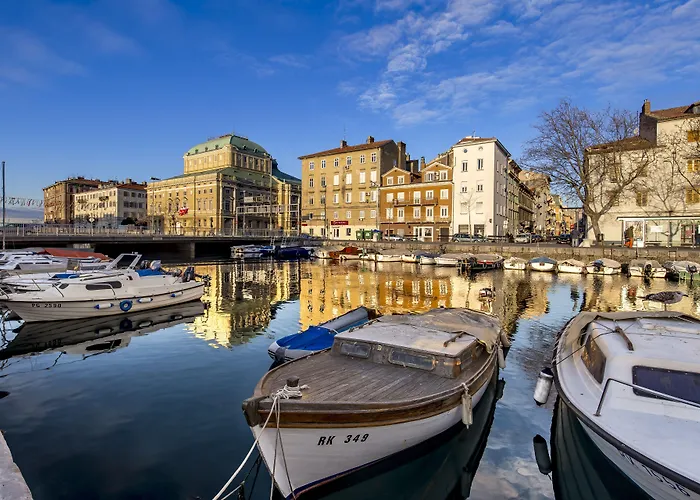 Deluxe Ploech Konukevi