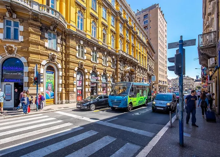 Deluxe Ploech Konukevi