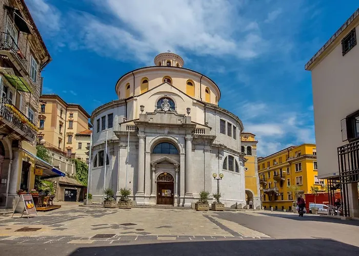 Deluxe Ploech Konukevi 4*