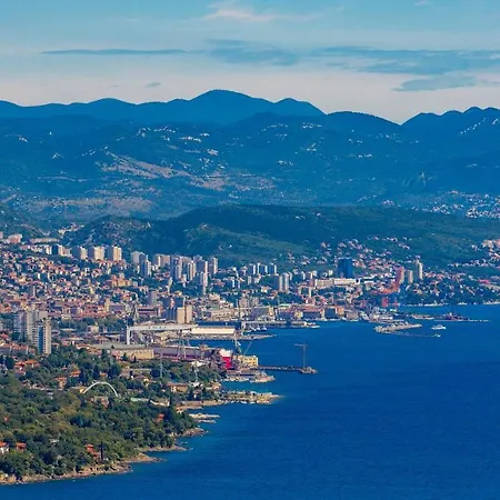 Πανσιόν Deluxe Ploech