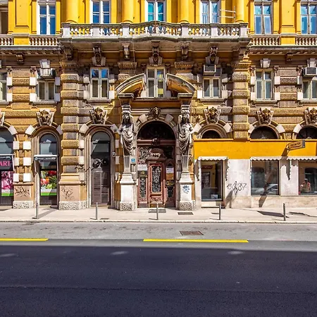 Πανσιόν Deluxe Ploech