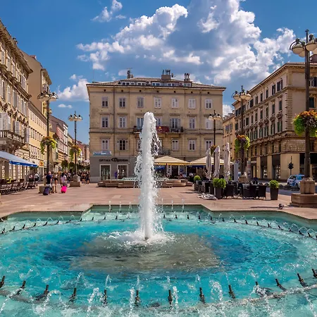 Πανσιόν Deluxe Ploech 4*