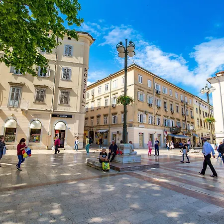 Πανσιόν Deluxe Ploech 4*